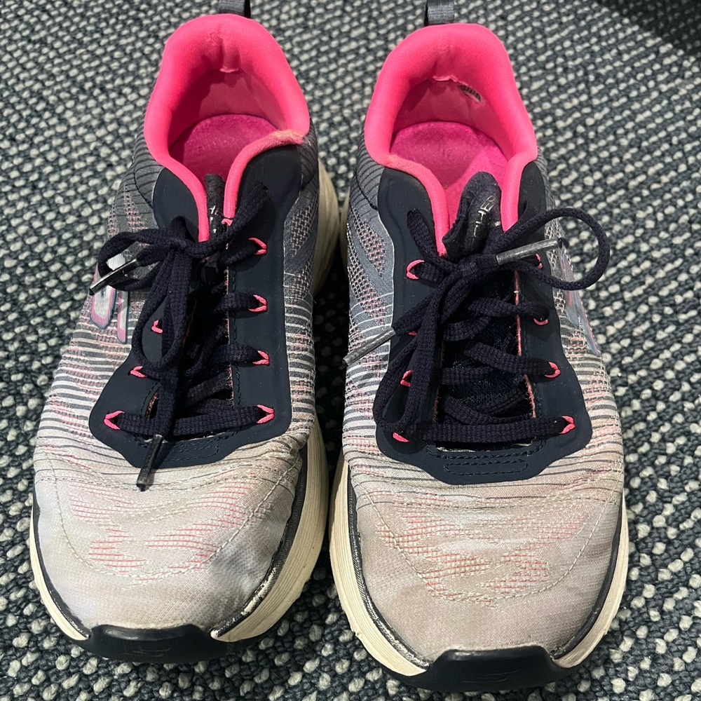 SKETCHERS max cushioning arch fit sneaker
